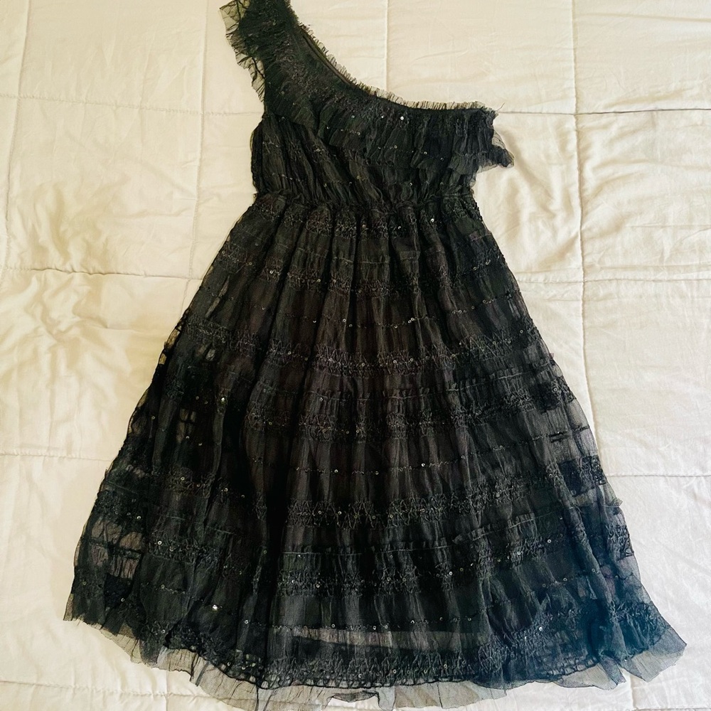 Chic Black One-Shoulder Dress